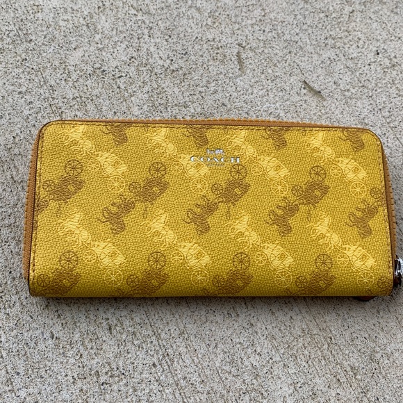 Coach Handbags - Authentic Coach Coated leather accordion wallet🌼